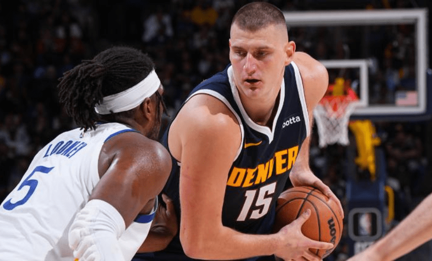 Nikola Jokic lidera a los Denver Nuggets en una ajustada victoria sobre los Golden State Warriors